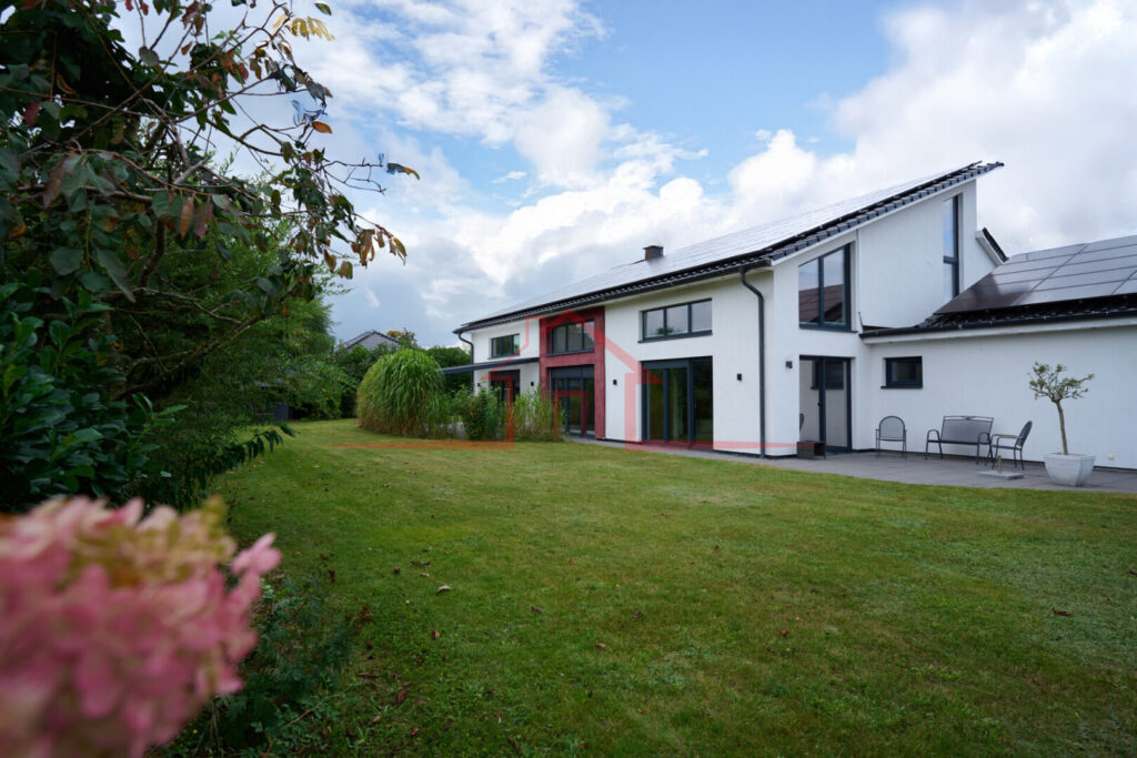 Gartenansicht des großzügigen Familienhauses