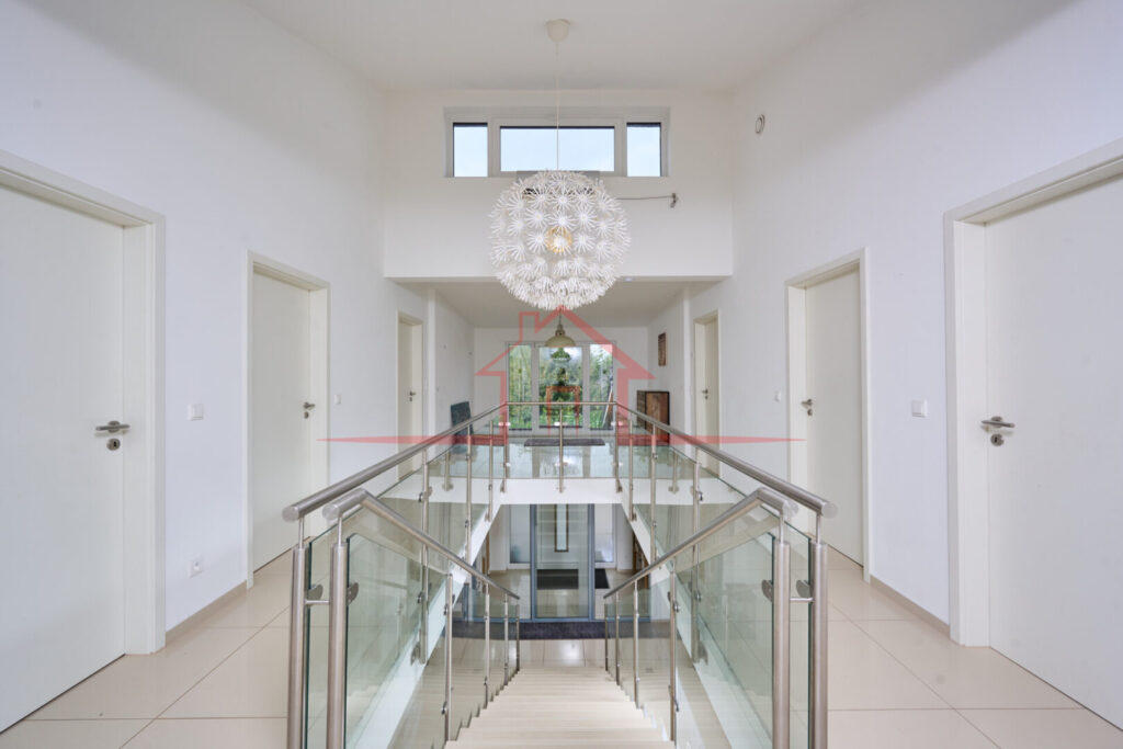 Großzügige Galerie mit viel Licht und offenem Raumgefühl