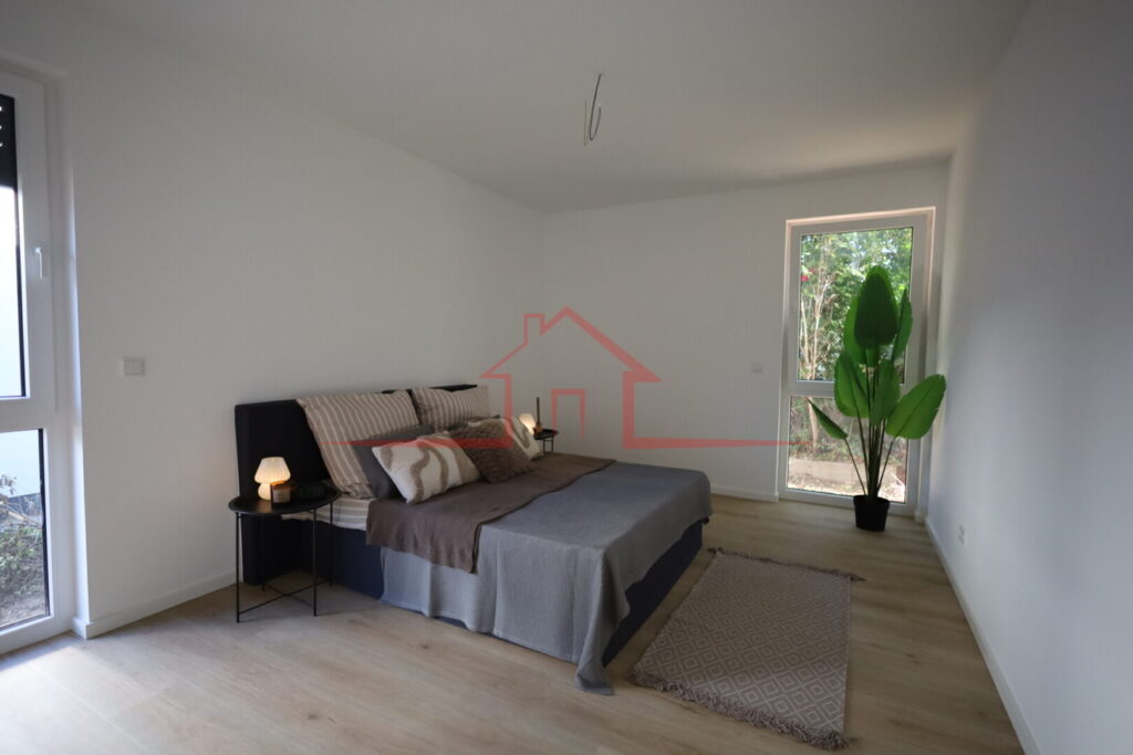 Großzügiges Schlafzimmer mit hellem Ambiente und hochwertigem Designboden