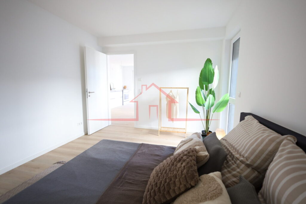 Großzügiges Schlafzimmer mit hellem Ambiente und hochwertigem Designboden