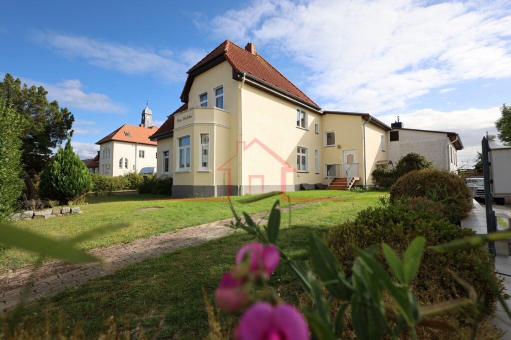 Blick auf die Villa und den gepflegten Außenbereich