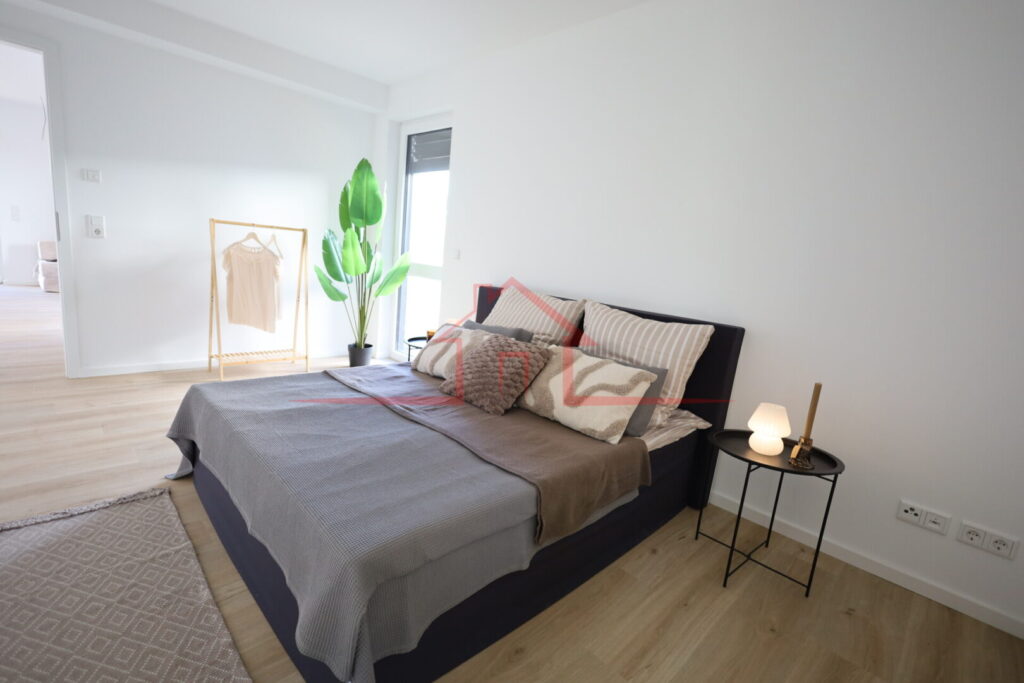 Großzügiges Schlafzimmer mit hellem Ambiente und hochwertigem Designboden